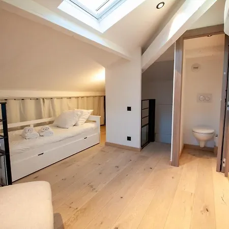 Apartment Stylish & Spacious 2-bed Duplex In *