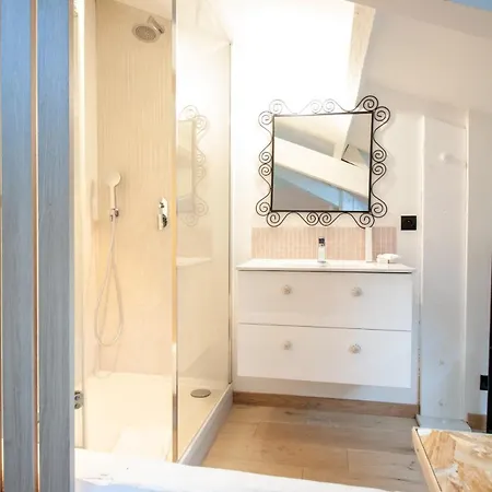 Apartment Stylish & Spacious 2-bed Duplex In