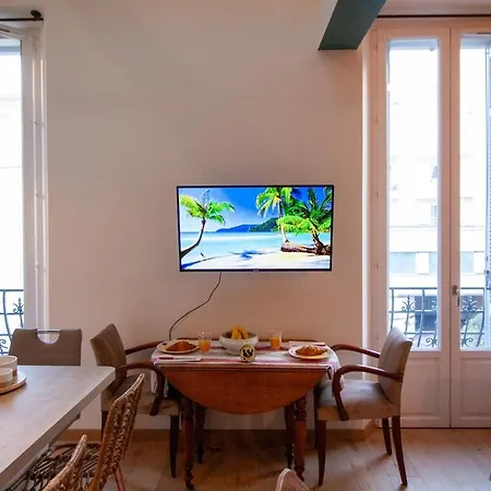 Апартаменты Stylish & Spacious 2-bed Duplex In *