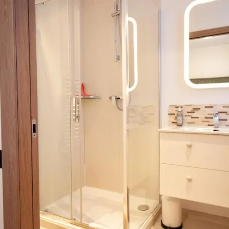 Apartment Stylish & Spacious 2-bed Duplex In